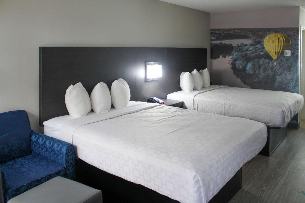 Queen Room with Two Queen Beds - Non Smoking interior